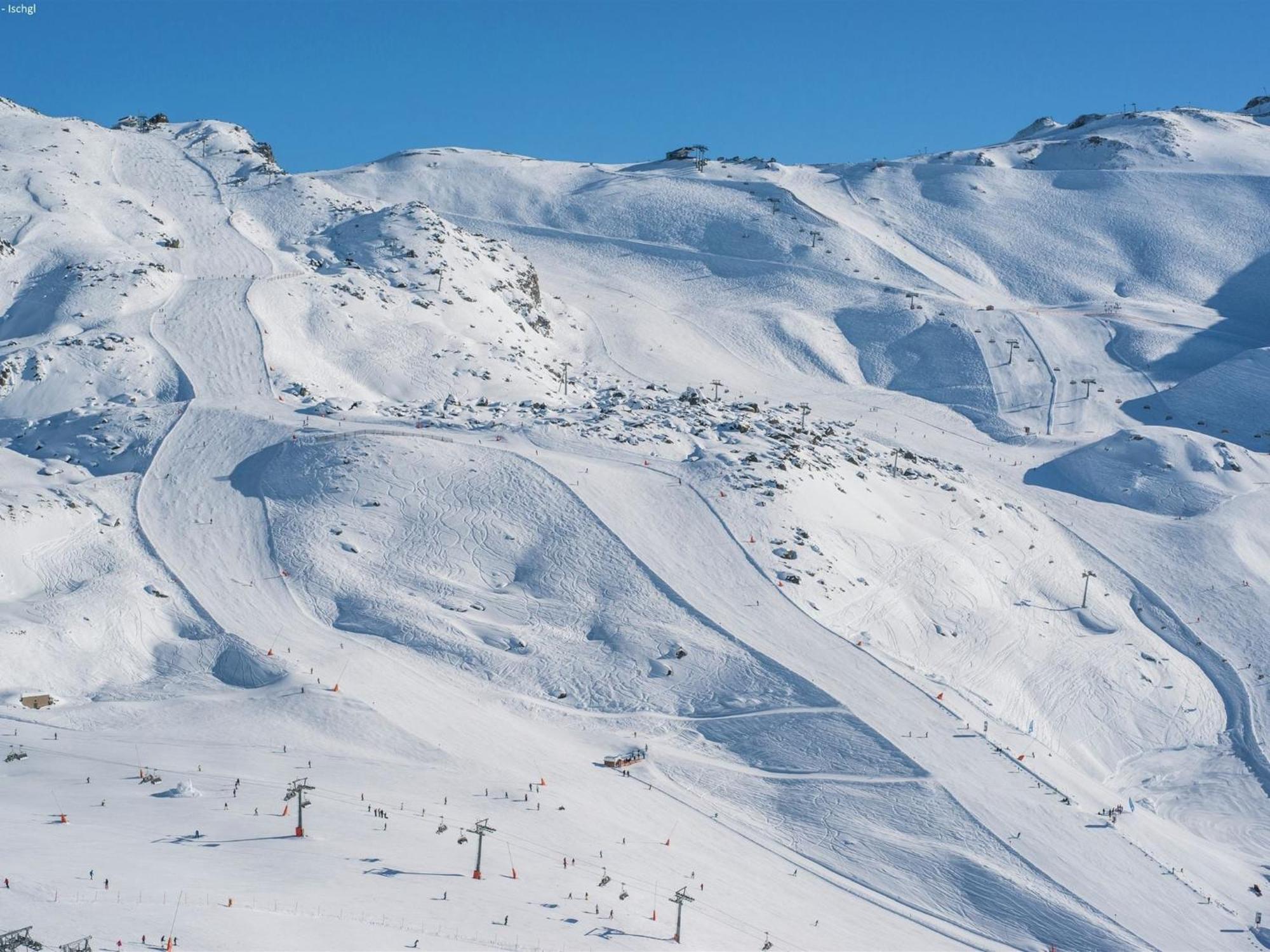 Land On The Kppl Mountain Chains カップル エクステリア 写真